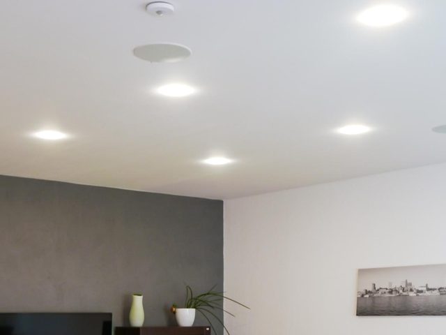 Eigenes Haus in Gelsenkirchen: Decke mit Einbauspots und Einbaulautsprechern