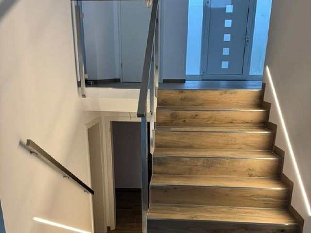 Projekt in Gladbeck: Treppenhaus mit LED-Lichtband